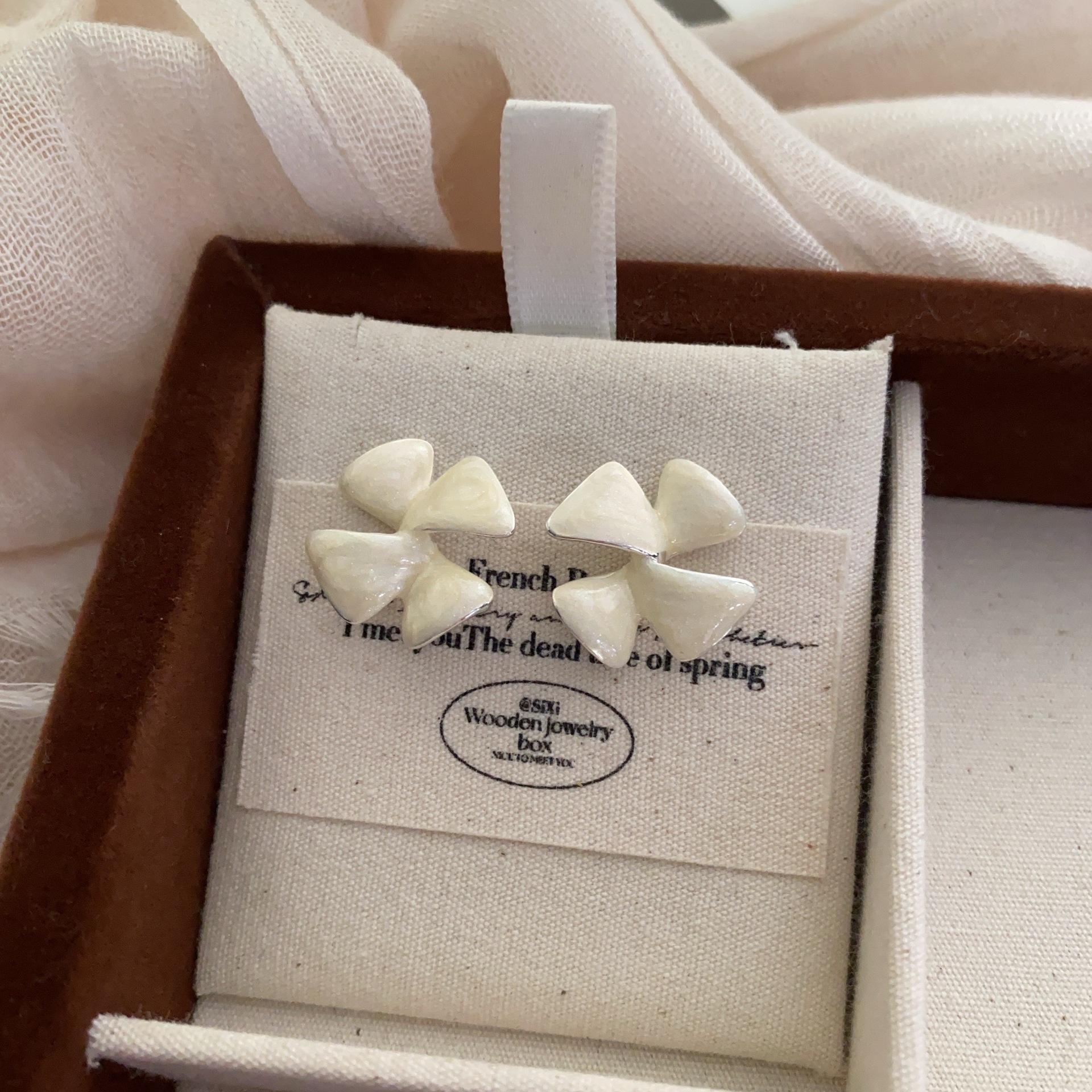 

Personalized oil dripping petal stud earrings design earrings simple and exquisite temperament flower earrings