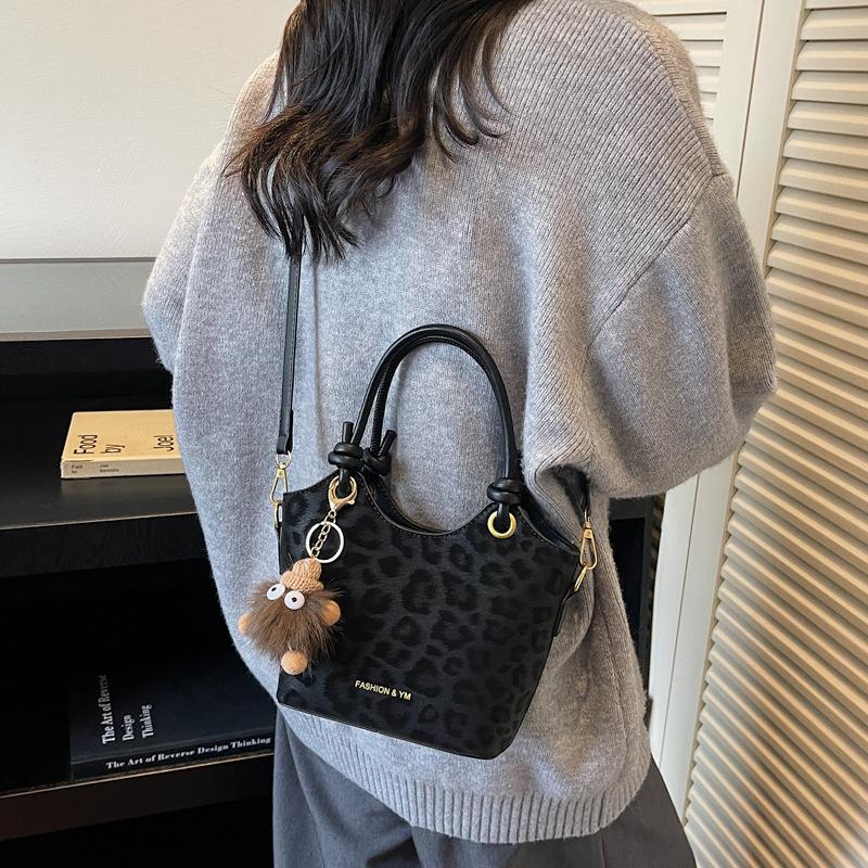 Retro small bags women's autumn and winter versatile 2025 new super fire shoulder messenger bags are popular this year, bucket bags