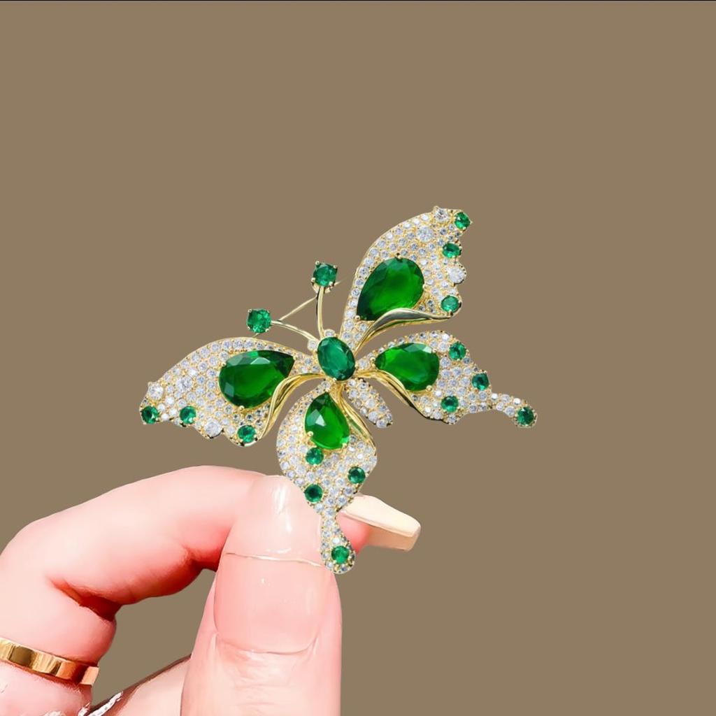 Emerald Butterfly Brooch: French Retro Light Luxury Diamond Insect Pin Accessory