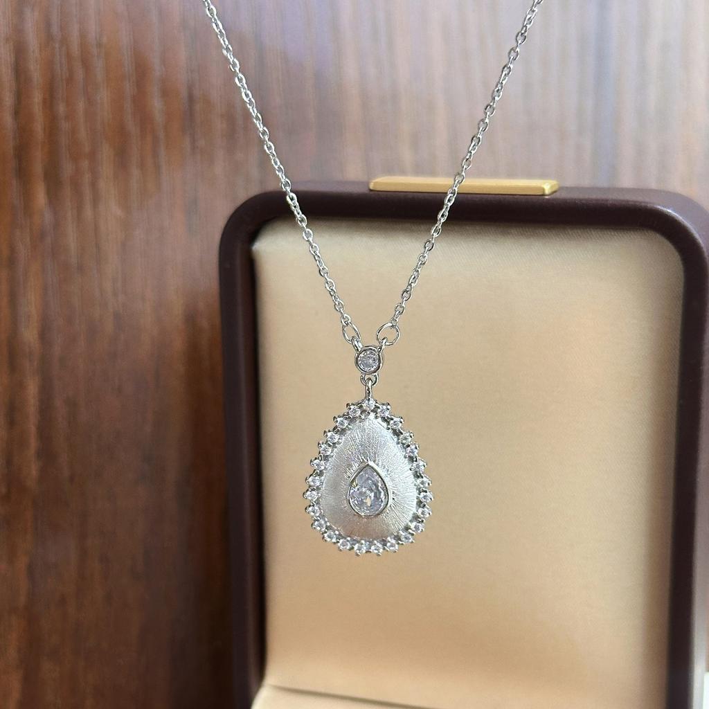 Italian brushed craft weave engraved gold water drop necklace retro French lace engraved diamond necklace