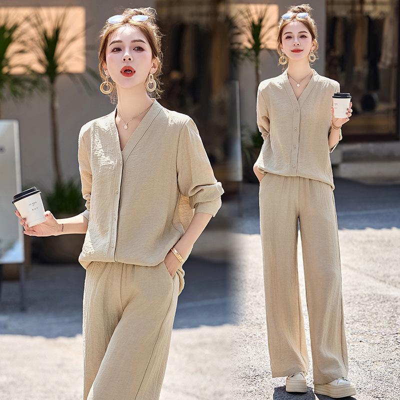 

Повседневный модный костюм женский весенний и новый дизайн, снижающий возраст и стройнящая рубашка, брюки клеш, комплект из двух предметов L хаки