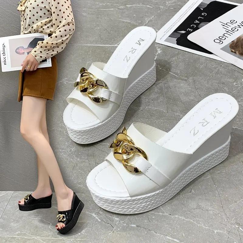 Fashion Slope Heeled Slippers for Women's Outdoor Wear 2024 Summer New Korean Version Metal Chain One Line Thick Soled Sandals