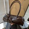 Borsa in pelle cerata ad olio di nicchia da donna, nuova borsa a tracolla di alta gamma, borsa a baguette alla moda e cool in stile motociclista da sotto braccio