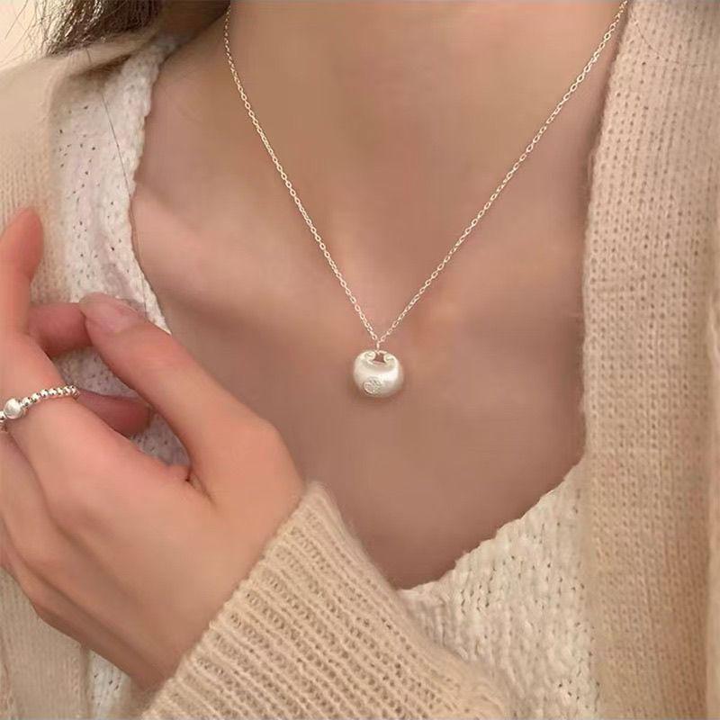 Korean Pearl Necklace: High-End Silver Clavicle Chain with Niche Design, Perfect for Light Luxury and Sweater Pendants.