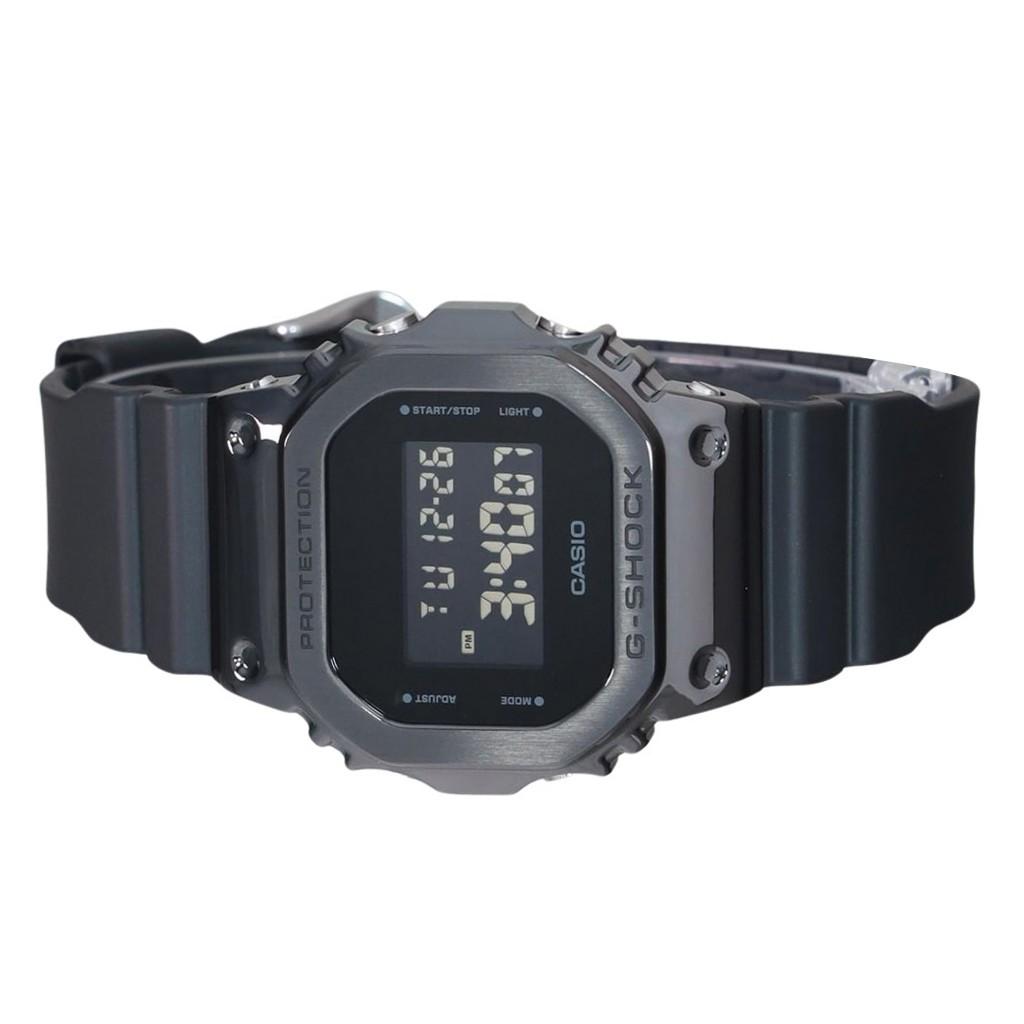 Casio Montre pour homme G-Shock Digital avec lunette en métal et bracelet en résine Quartz GM-5600UB-1 200M