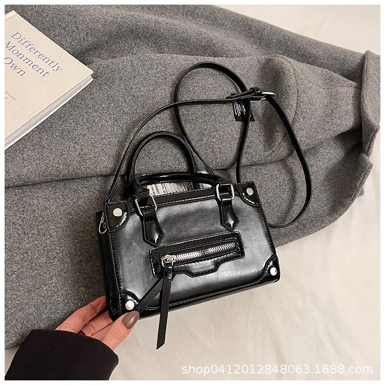 

Premium Korean version hand carry small square bag 2025 new fashion simple versatile shoulder bag trendy casual messenger bag