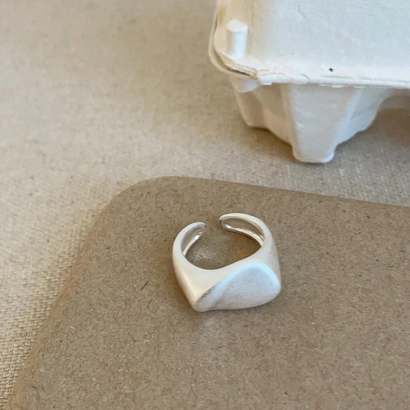 Unregelmäßiger offener Ring aus mattiertem Silbermetall für weibliche Nischen, High-End, übertriebene Persönlichkeit, modisch, vielseitiger Ring