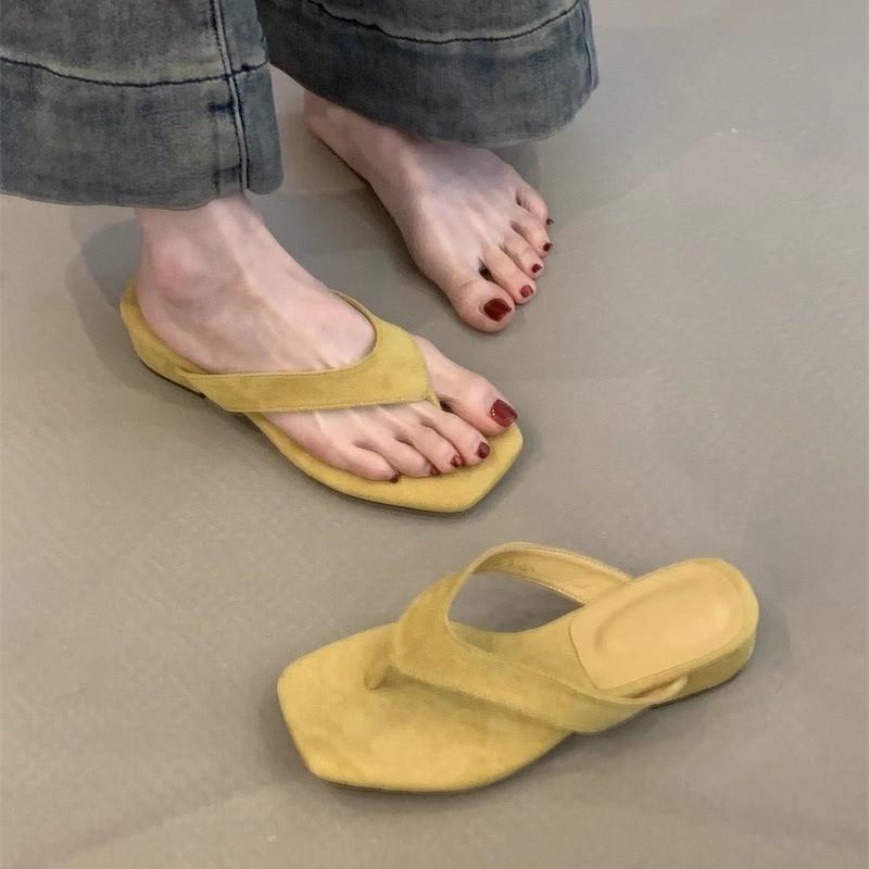 Simple pinch-on flip-flops for women, cold slippers with flat bottom and skirt, beach shoes