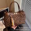 Leopard print bag women's large-capacity 2025 new autumn and winter niche design messenger bag popular ins portable commuter bag