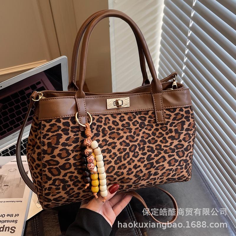 Leopard print bag women's large-capacity 2025 new autumn and winter niche design messenger bag popular ins portable commuter bag