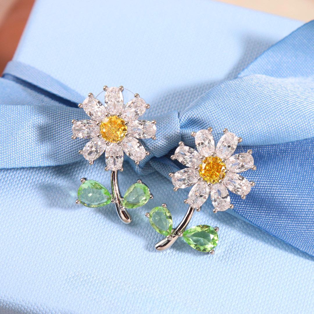 

New Hot Brand Vintage Flower Earrings for Women Gift Luxury Jewelry Fashion Copper Designer Eardrop Lady Party Stud Earrings