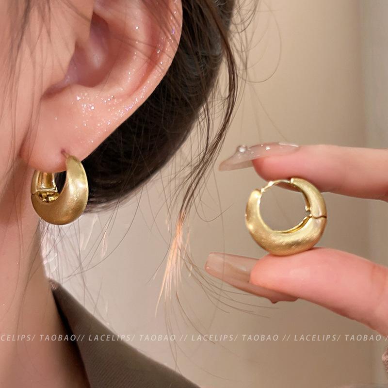 Minimalist and elegant, light luxury, high-end geometric earrings for women, popular vintage style ear accessories