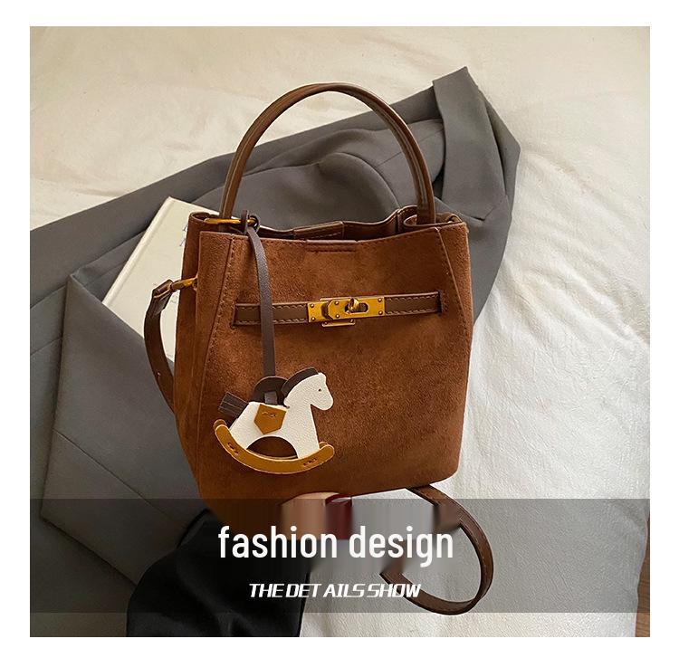 Zamszowa torba typu tote bucket w stylu koreańskim - Damska modna jesienna torba crossbody na ramię z kolorowym blokowaniem 2025