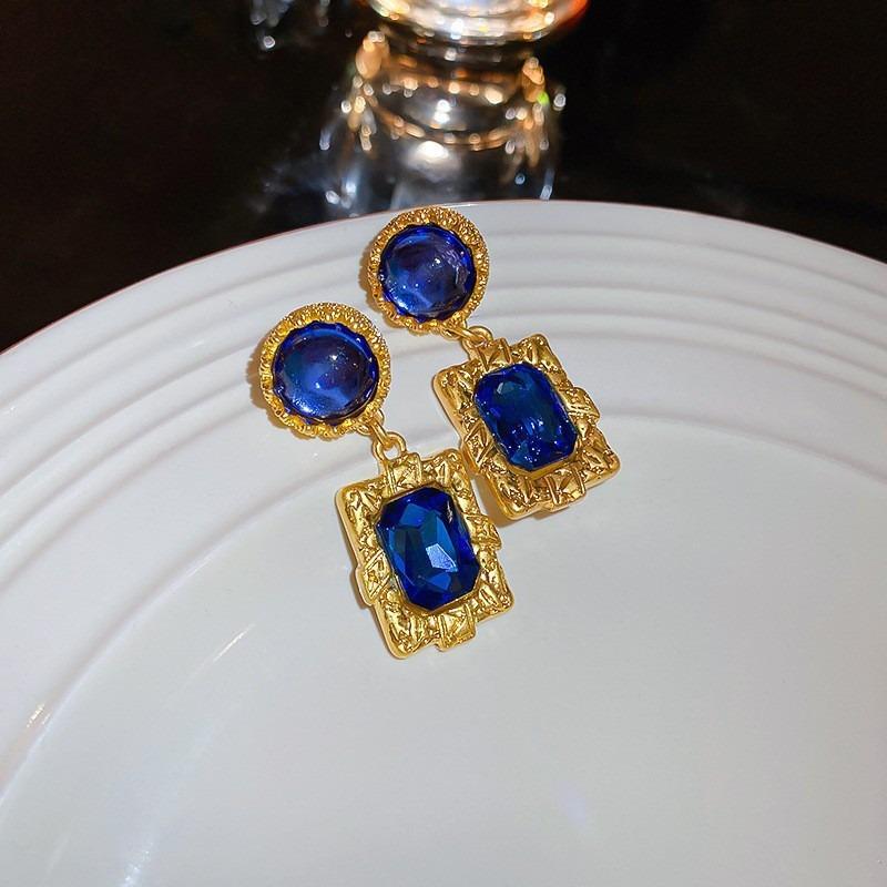 Retro Court Style Earrings Niche Light Luxury High-end Stud Earrings Versatile Earrings