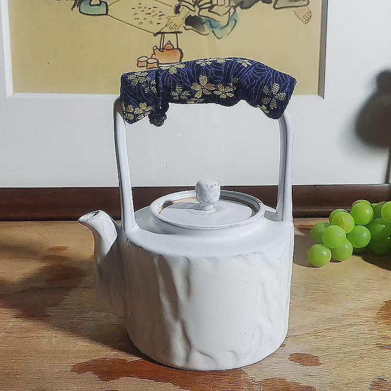 Керамический чайник из вулканической породы