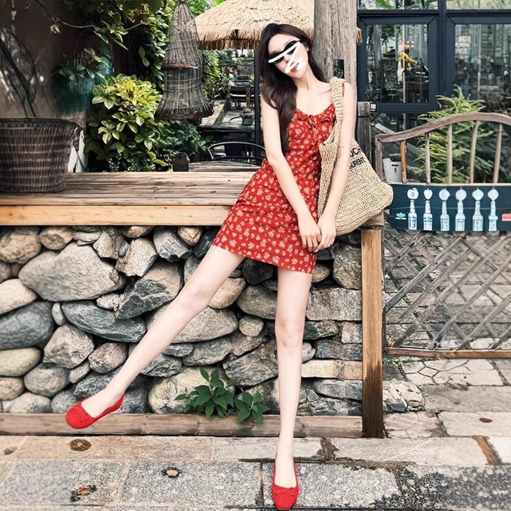 Women's French Retro Red Floral Spaghetti Strap Dress - Early Spring 2025 Edition, Petite Waist-Slimming Design.