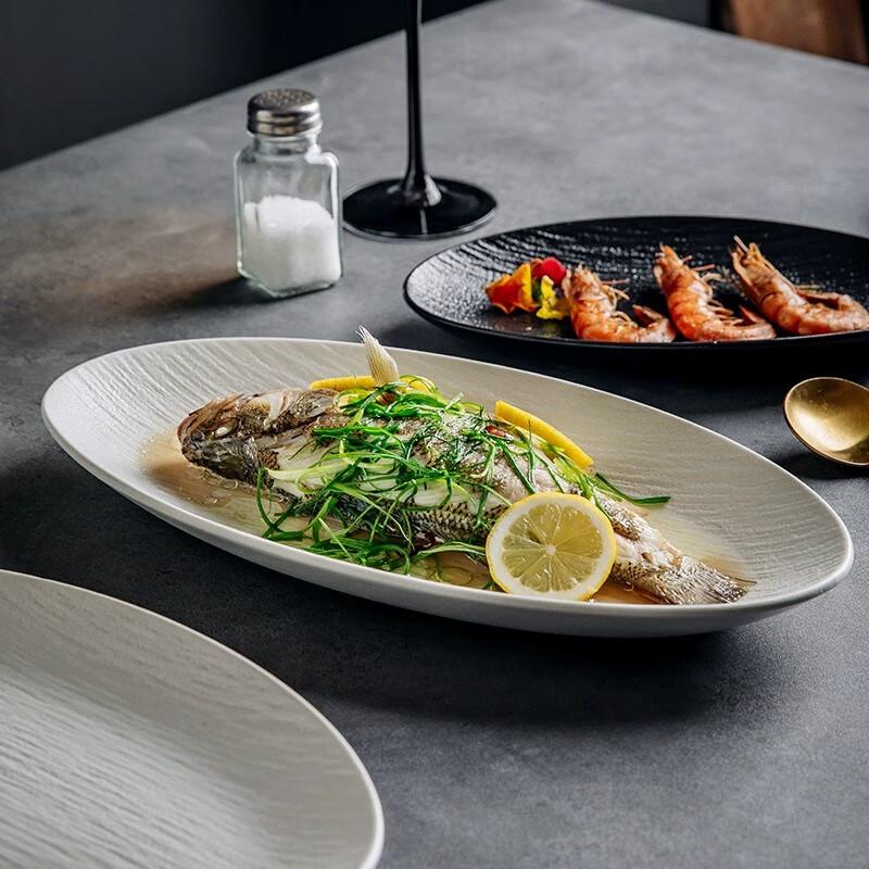 Owalny ceramiczny talerz rybny w stylu nordyckim