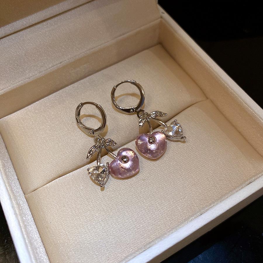 

Diamond resin love cherry pendant, ear buckle, exquisite and still earrings when the personality is simple, light luxury and high-end earrings women