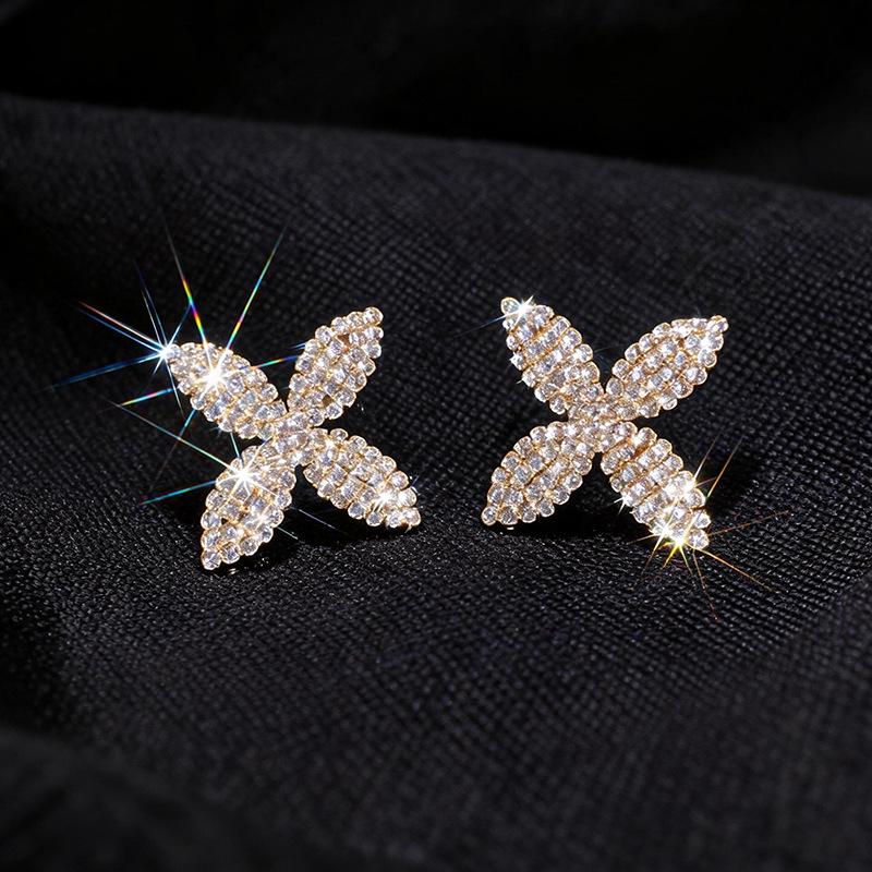 European & American Luxury Rhinestone Clover Stud Earrings - Elegant Silver Needle Design for Women