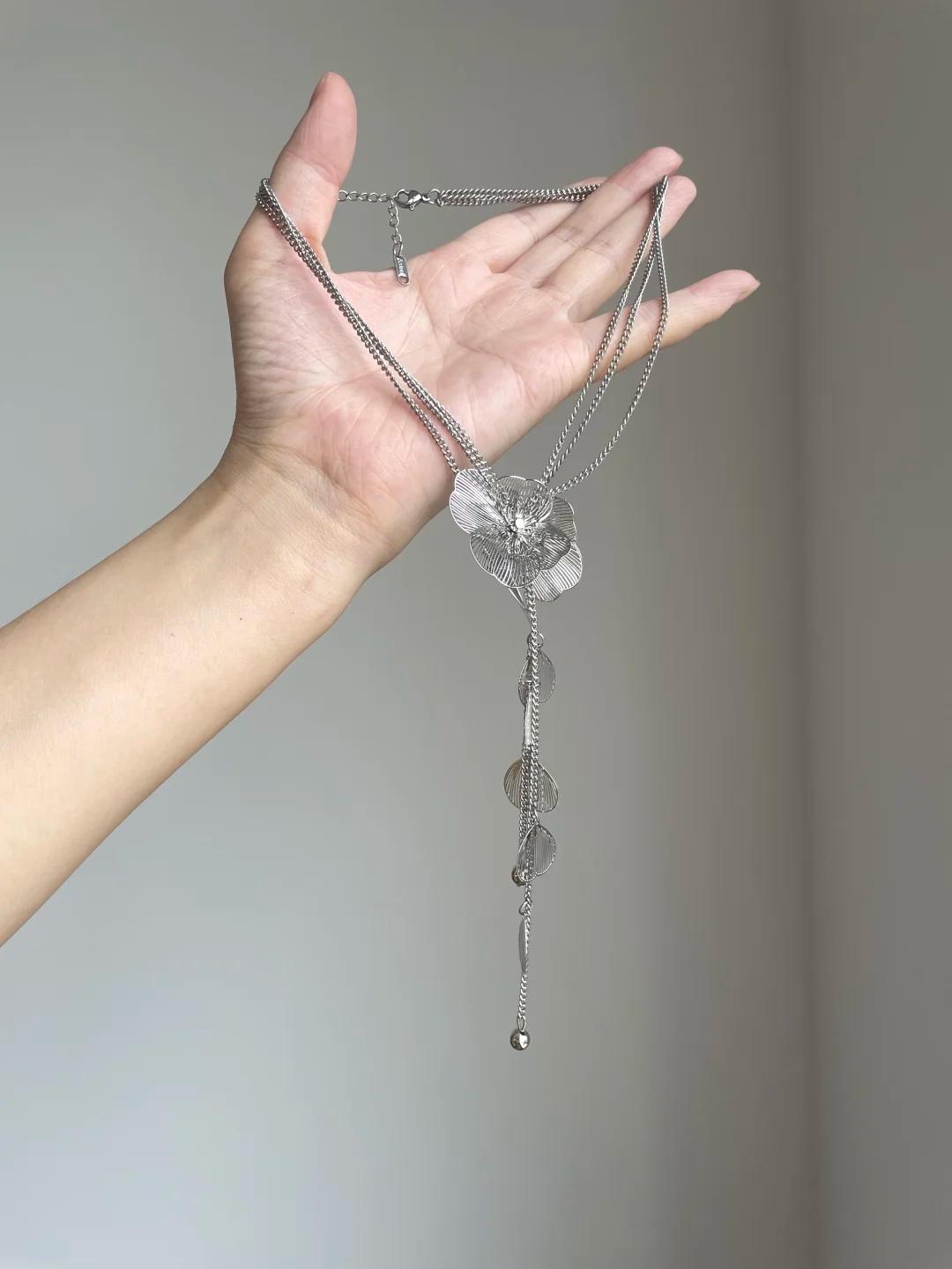 

Cool Sweet Ginkgo Leaf Tassel Necklace Women s Design Sense Diamond Embedded Three-dimensional Flower Jewelry Accessories