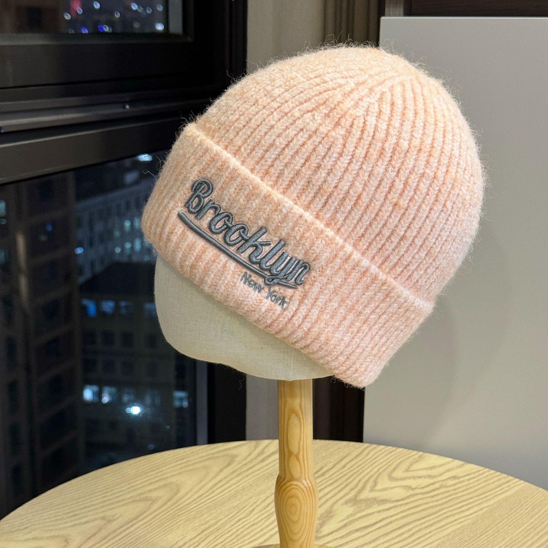 

New vintage letter embroidered knitted hat for women, autumn and winter warm ear-protecting pullover hat, couple s woolen hat for men Adult54-60Average Size рожевий