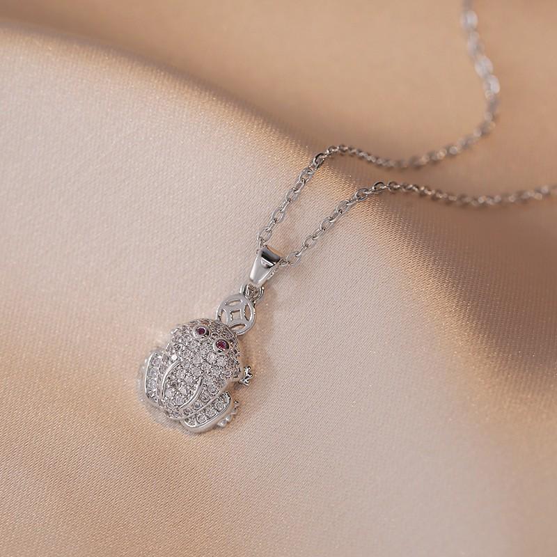 Women's Fashion Heart Pendant Necklace - Elegant, Simple Design, Versatile Clavicle Chain Jewelry