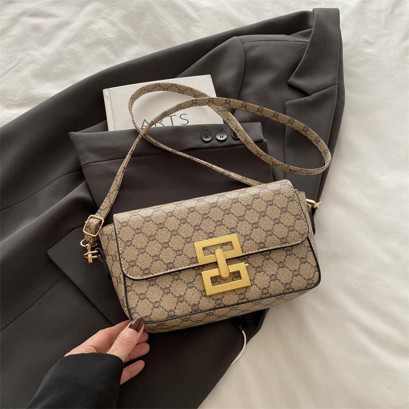 

Модная простая темпераментная иностранная стиль 2025 ранняя весна новый замок золотой замок повседневная сумка через плечо маленькая квадратная женская сумка