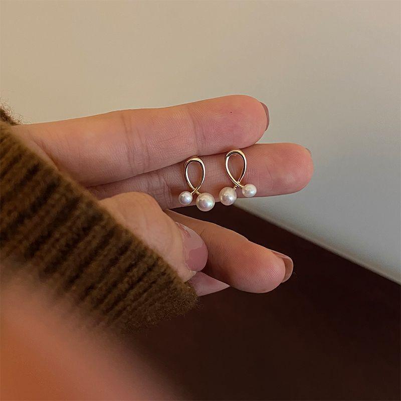 2024 Trendy Simple Pearl Stud Earrings: Light Luxury, Niche Design, Stylish Ins Style Standard