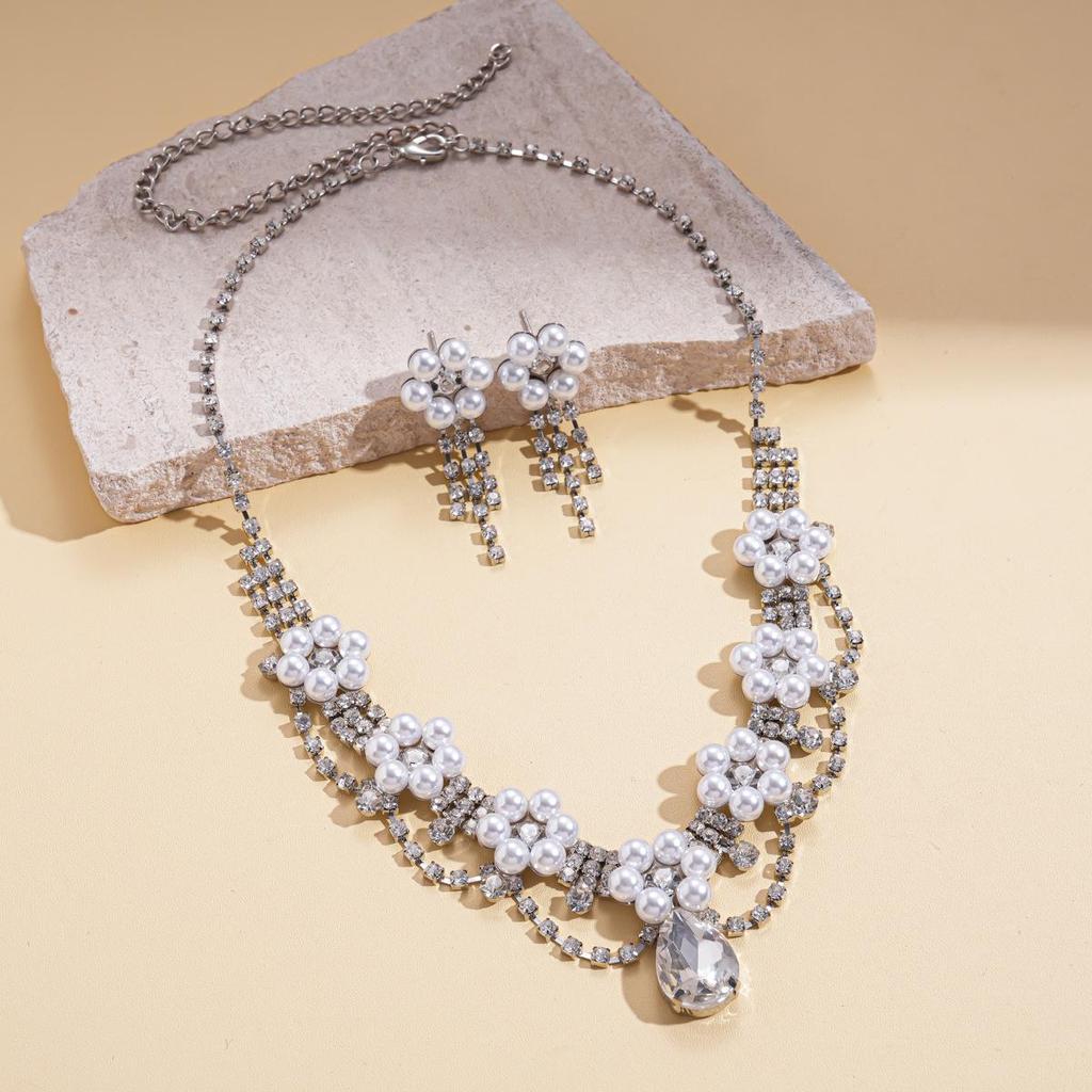 Geometric Round Flower Pearl Clavicle Necklace: Retro European & American Design