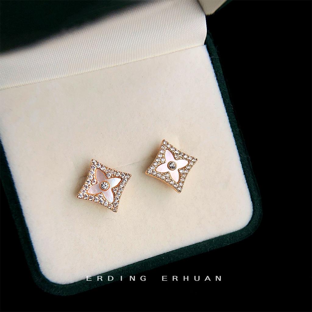 

Серьги в форме старинного цветка с микроинкрустацией из циркона и настоящих ракушек, позолоченные 14-каратным золотом