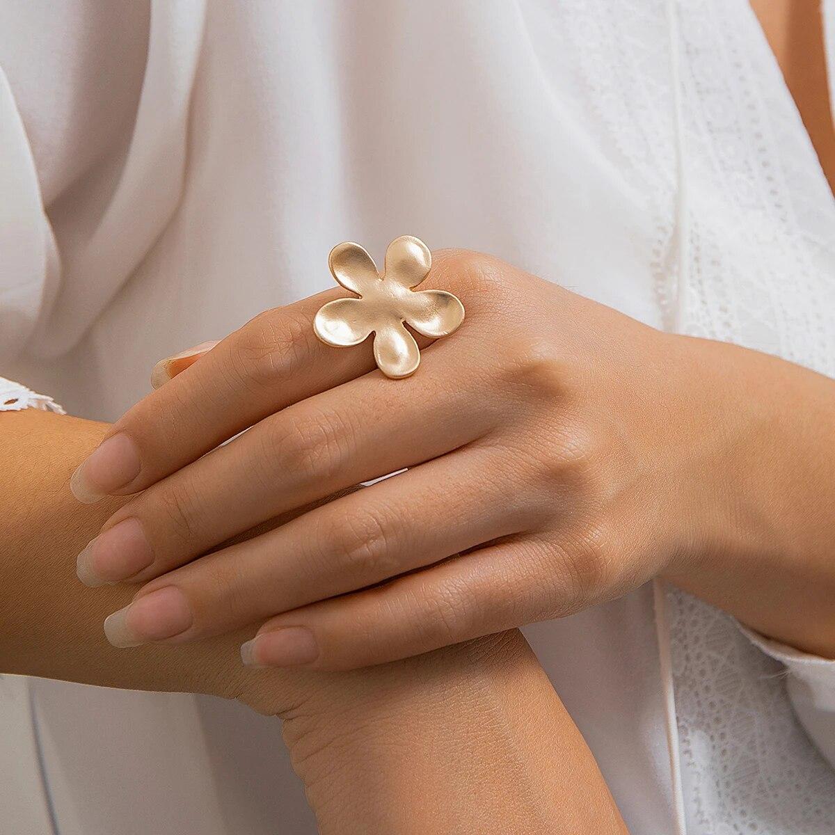 

Chic Petal Charm Matte Gold Color Rings for Women Goth Resizable Open Flower Cuff Finger Rings Girls Party Y2K Jewelry Creative