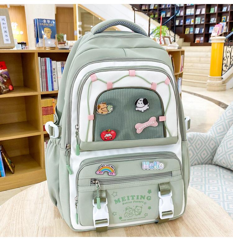 The new schoolbag is cute, small and fresh. The high-value schoolbag for high school students contrasts colors. The multi-compartment backpack