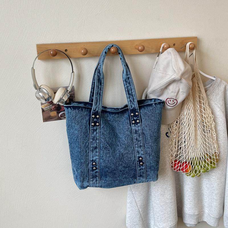 

Korean Dgdaemun Fashi Denim Tote Bag Trendy Mom Casual and Minimalist Shoulder Bag with Studs Fashi Versatile Commute Bag світло-синій колір