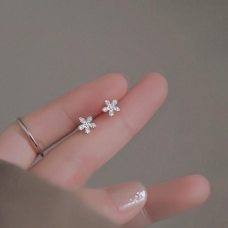 Women's Diamond Five-Petal Flower Stud Earrings - Versatile Simple Cartilage Ear Jewelry