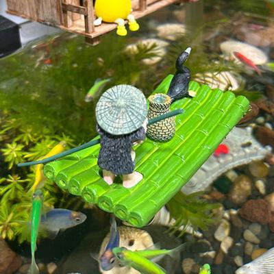 Schwimmende Bambusflossenskulptur mit altem Mann und Kormoran Harz Miniaturfigur Dekorative Zen-Aquarium-Statue für Außenbereich Innenbereich Fischbecken Teich