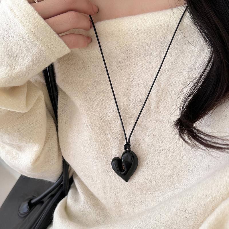 Red Heart Pendant Necklace Vintage 80S Aesthetic Love Inspired Choker New Fashion Romantic Heart Necklace for Women