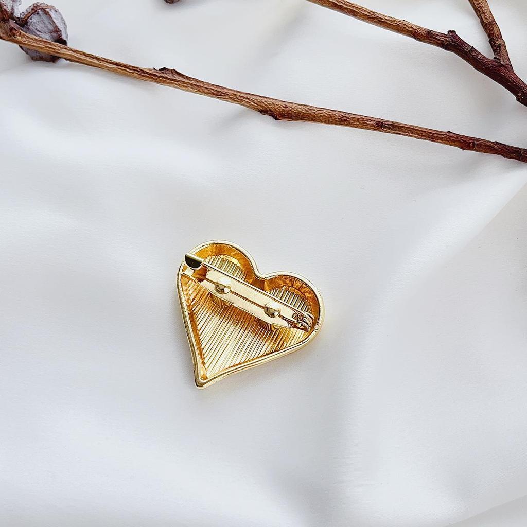 High-End Women's Heart-Shaped Brooch - Sweet & Simple Design