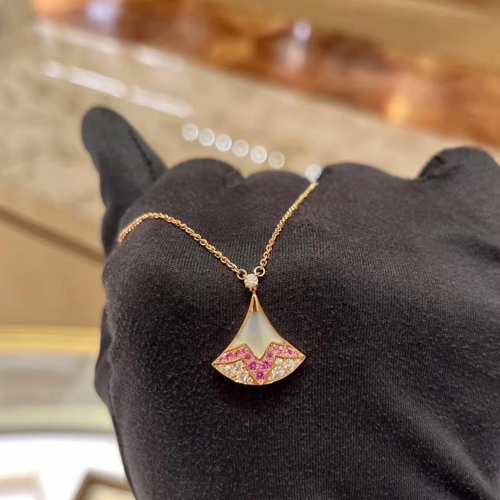 Gradient Pink Diamond & Mother-of-Pearl Fan Necklace: A Chic Qixi Gift for Her