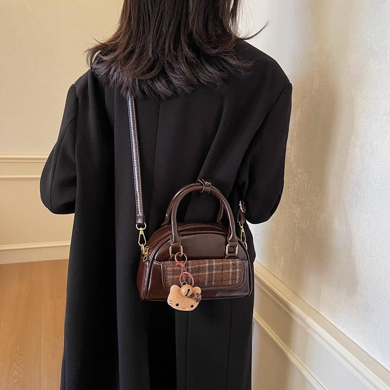 

Niche retro hand-carried shell bag women s 2025 autumn new contrasting color fashion shoulder bag high-end versatile women s bag 20*8*13