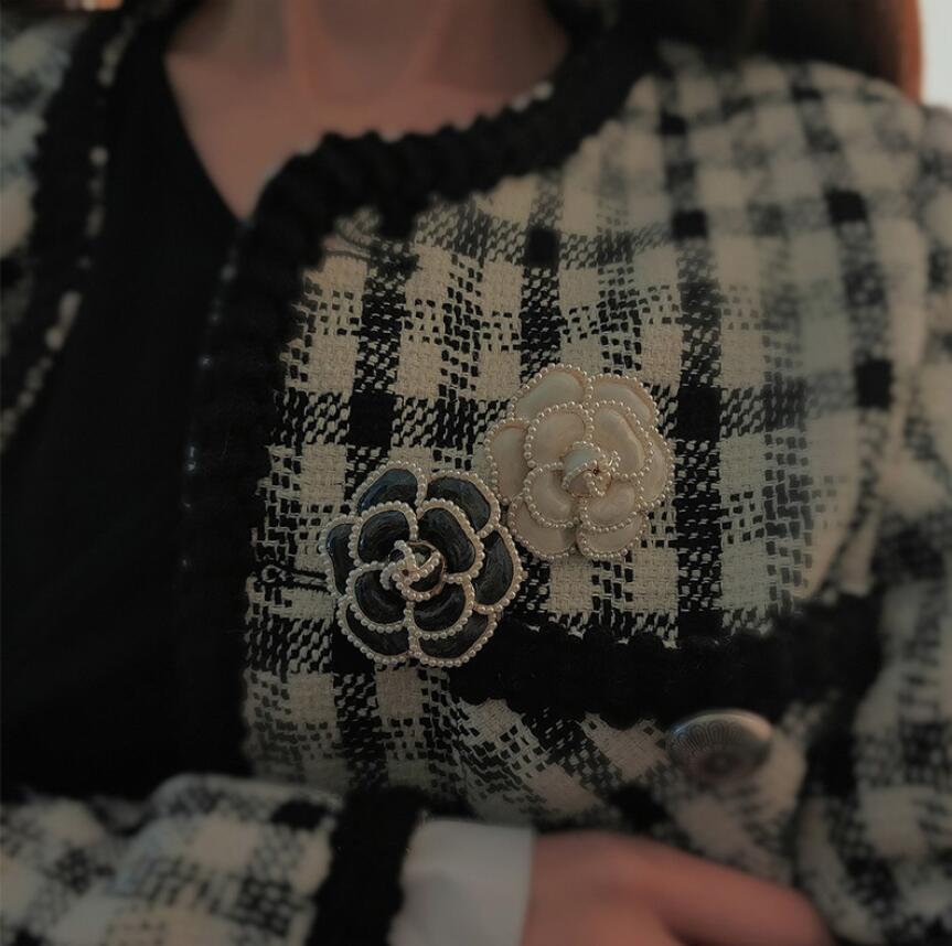 Mote Perle Blomst Brosje for Kvinner Trendy Temperament Kamelia Pins Klestilbehør Smykker