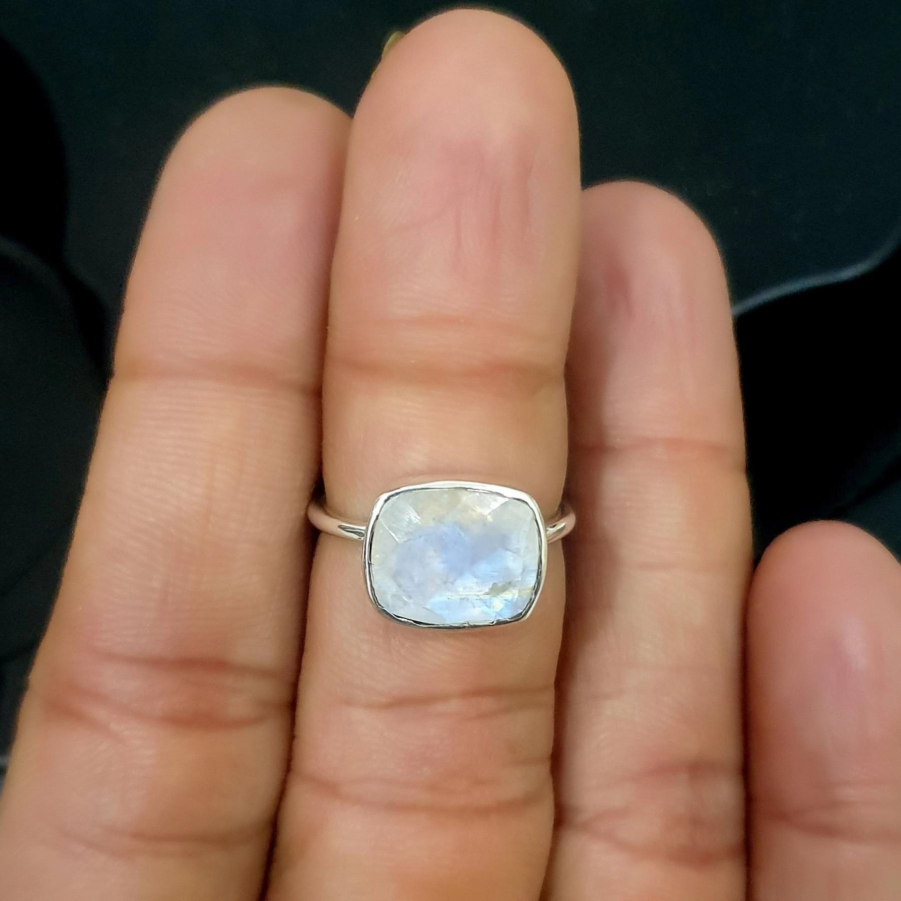 

Кільце з блакитним вогнем, райдужним місячним каменем огранювання «роза» зі стерлінгового срібла 925 проби 10