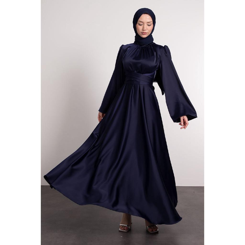 Spanisches Hijab-Abendkleid aus Satin mit Wickelärmeln an der Taille