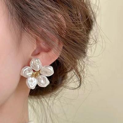 1Pair Fashionable Light Luxury Pearl Flower Earrings For Women Girls Advanced Sense Delicate Flower Stud Earrings Birthday Gifts