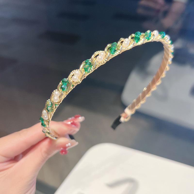 Elegantes handgefertigtes Perlenhaarband mit Kettenakzent