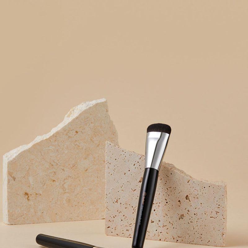 

Studio 17 Glide Foundation Brush 411