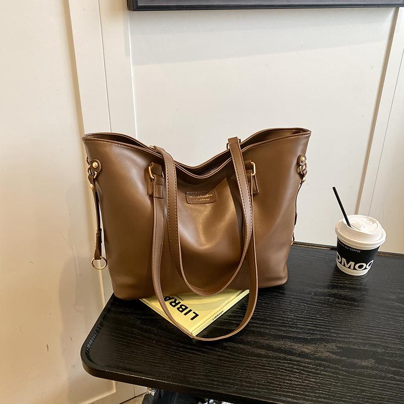 

Retro premium underarm bag women s bag 2025 new simple portable tote bag large capacity shoulder bag коричневий