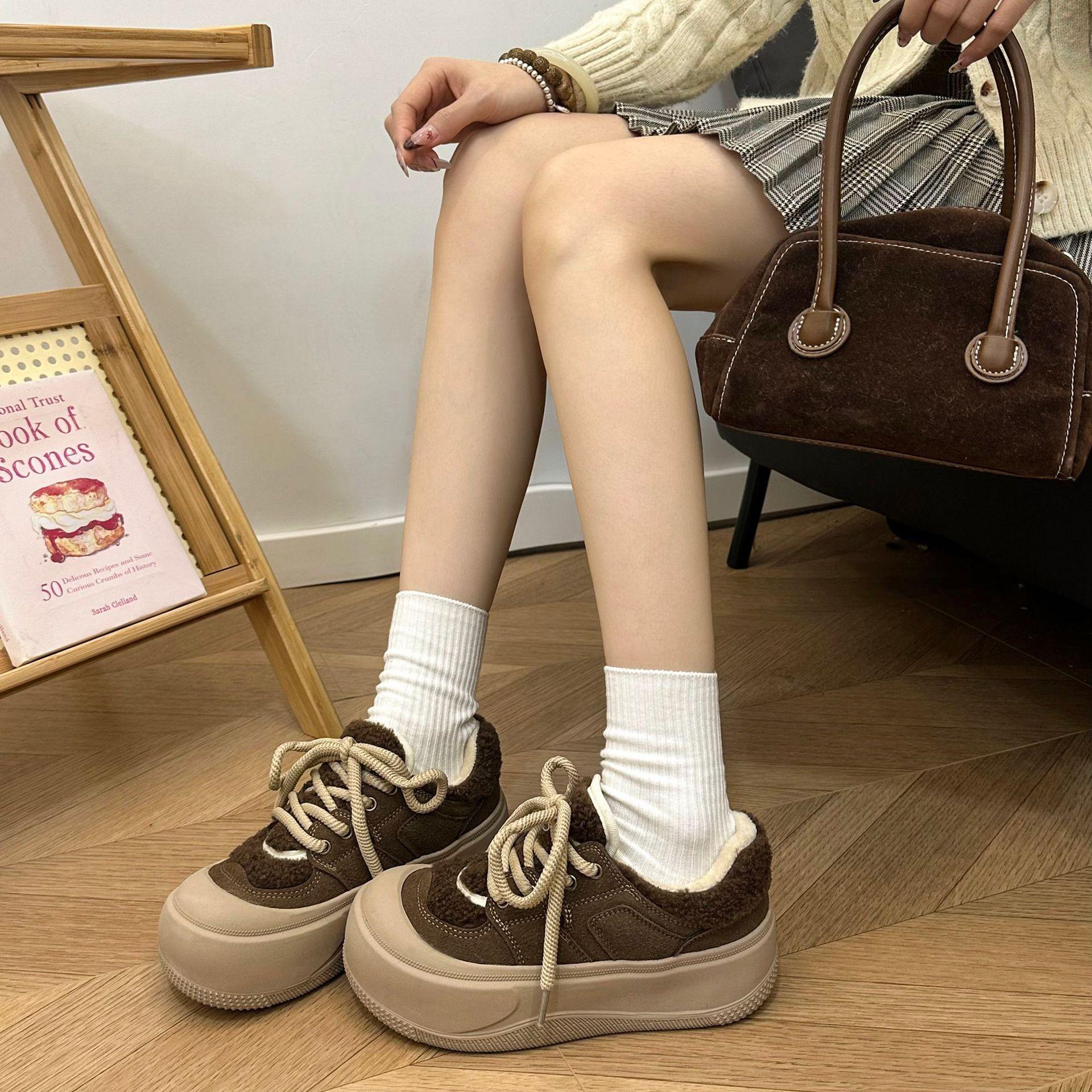 

2025 новый зимний новый продукт для ношения в помещении и на улице уродливые милые ремешки простые женские хлопковые туфли всесторонние теплые плюшевые толстая подошва 40 темно-коричневого