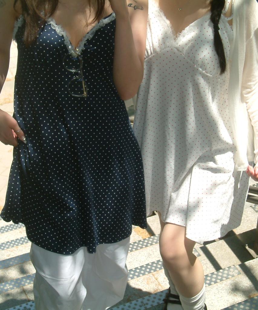 Loginaenloji Dot Pattern Pleats Ops White
