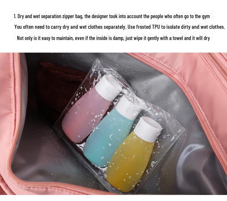 Geräumige Reisetasche mit Nass-/Trockenfach, ideal für Sport, Yoga und Kurztrips, mit aufgedrucktem Logo.