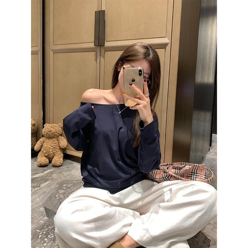 Gray angled off-shoulder brushed thickened long-sleeved women's bottoming shirt for autumn and winter with a loose and slim one-line top